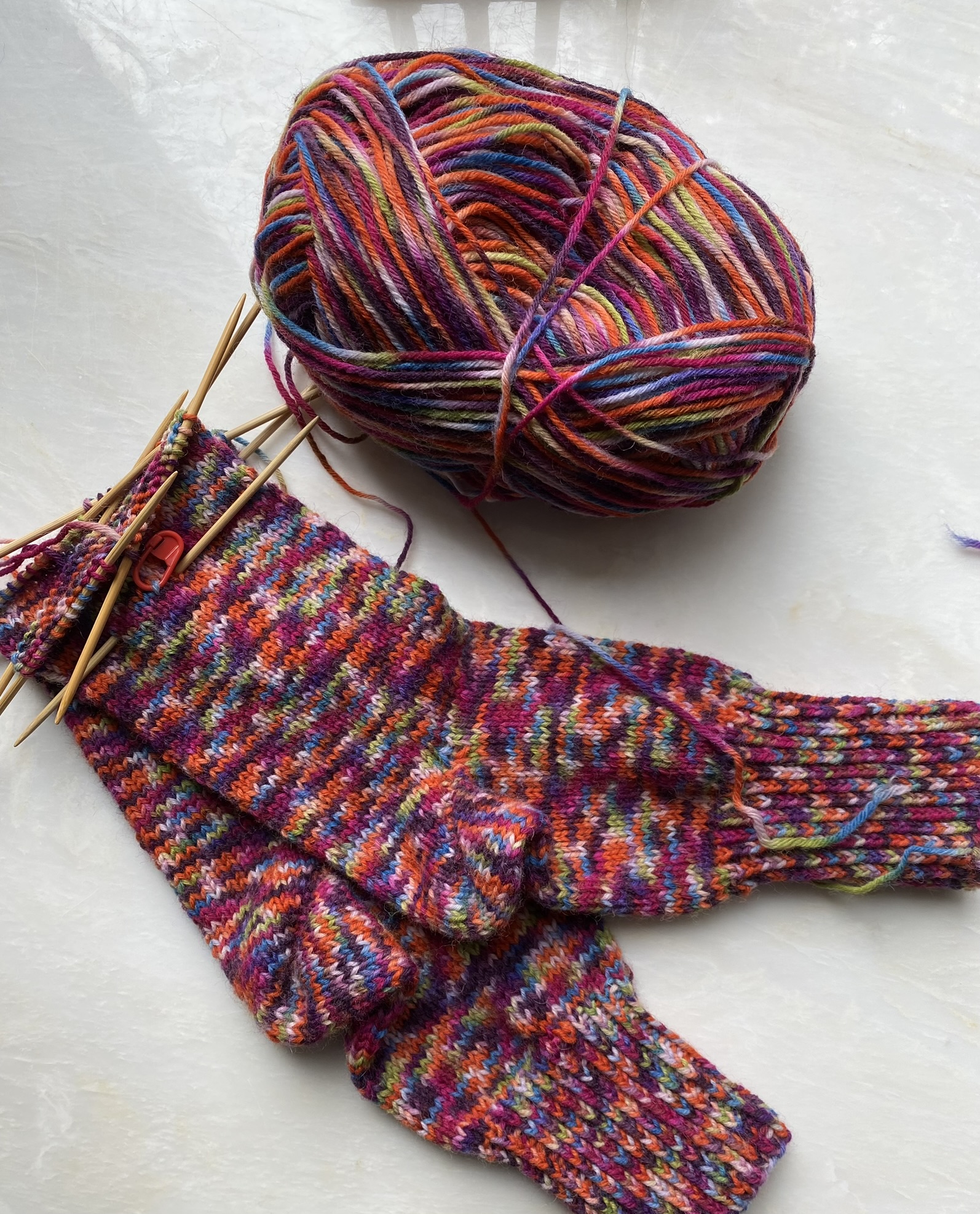 Handgestrickte Socken aus 6-fädiger Wolle